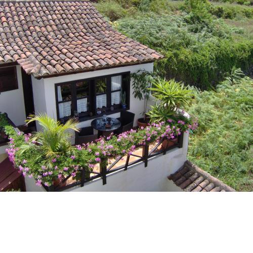 Rustic holiday home with balcony and sea view
