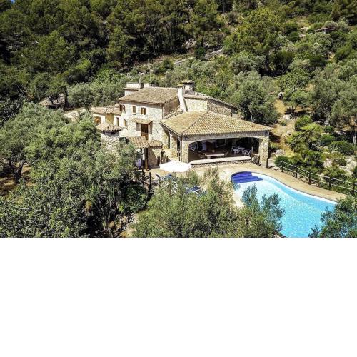 Rustic house recently renovated villa with views to the Pollensa mountains by Renthousing