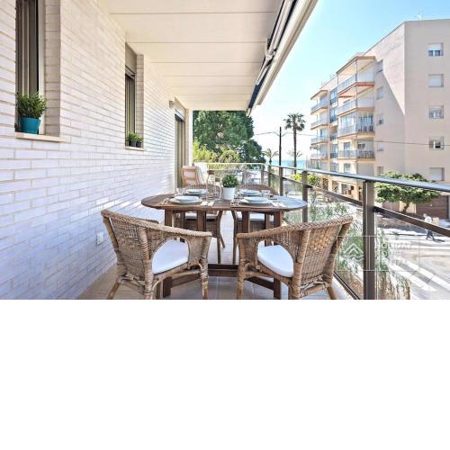 S22 Fabulous flat 80m beach. Free parking + AC
