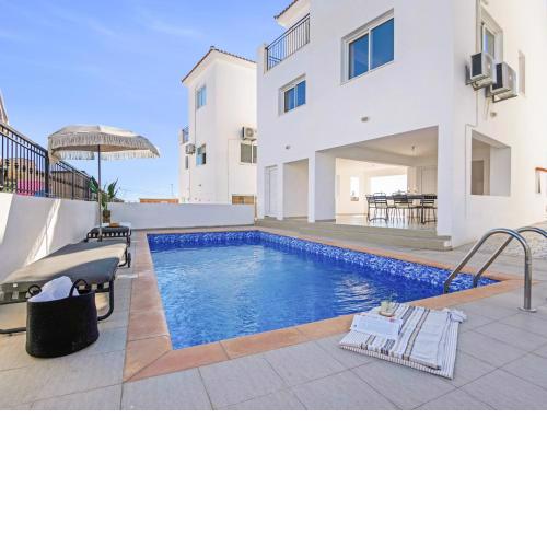 Sanders White Mountains Pool Villas