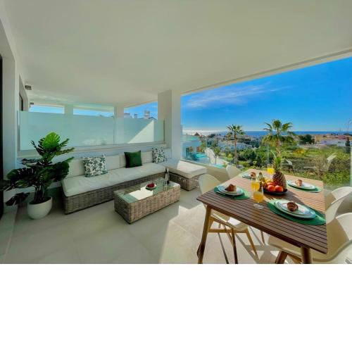 Santa Barbara Heights - Heated pool, gym, BBQ.