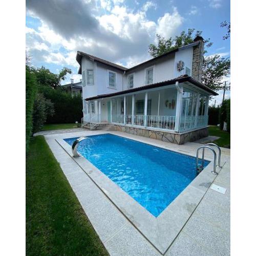 Sapanca'da Havuzlu Villa Sofhan Kırkpınar