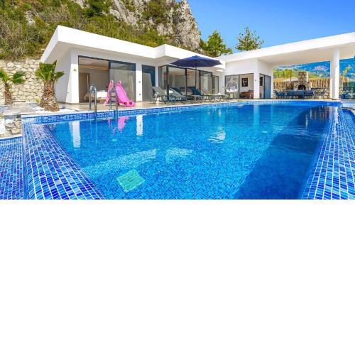 Schöne Villa Mit Pool, Blick Auf Meer Und Tal