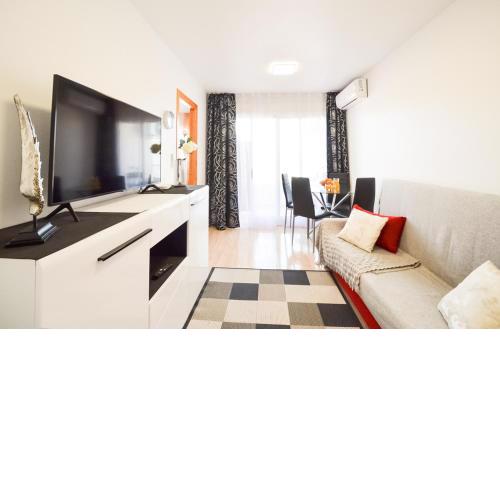 Schöne Wohnung mit Pool , Wi-Fi und privat Garage