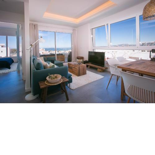 Sea Breeze, large apartment with workspaces & a great view