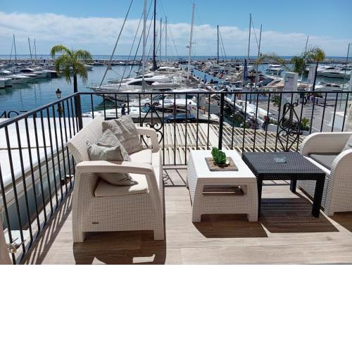 Sea front apartment in Puerto Banús