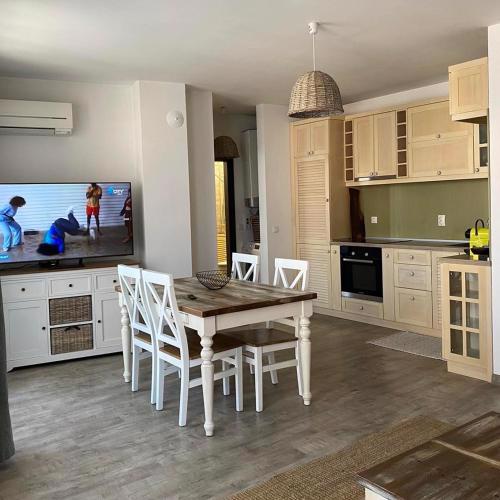 Sea Garden Apartment, excellent location with free parking