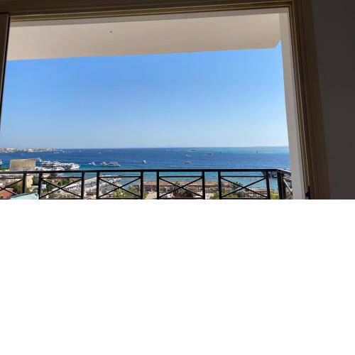 Sea view apartment , in city center front of the sea F 10