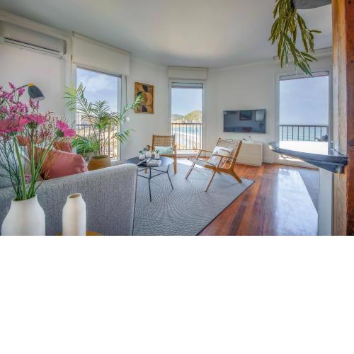 Sea Views from 4 Balconies Walk Score 90