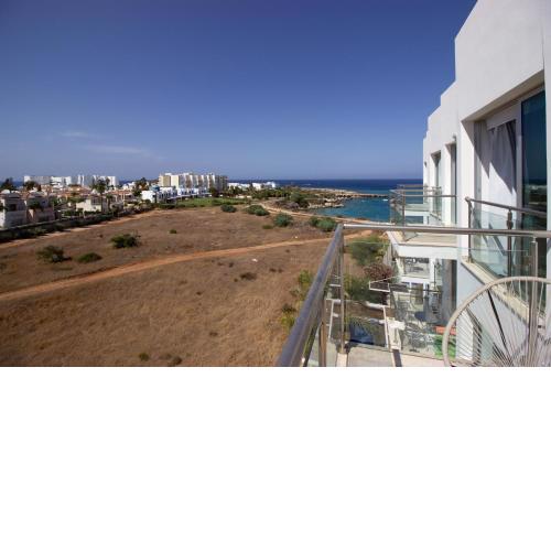 Seafront Stylish Apt, Protaras