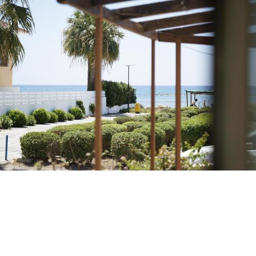 Searenity Seafront house - 50m from the beach