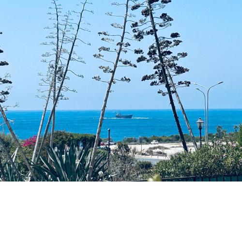 Seaview apartment with garden & pool