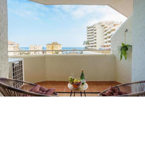 Seaview beachfront studio with aqua park & balcony
