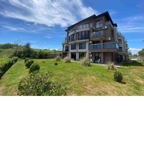 Seaview dreamy apartment with a pool and garden