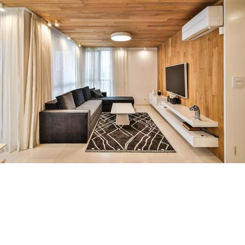 Seaview flat with pool & street parking