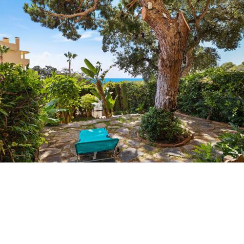 Seaview with private garden 5 minutes walk to the beach and amenities