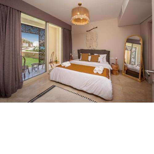 Secluded & Bespoke 1 BDR Apt with Pool View & Beach access