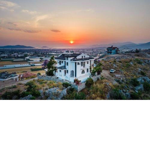 sessiz sakin manzaralı sauna ve jakuzili,müstakil havuzlu villa
