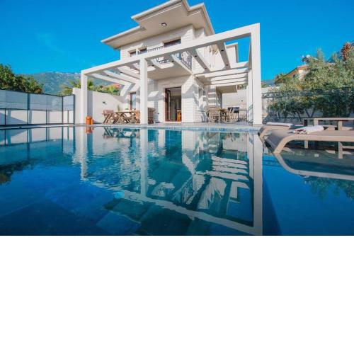 Sheltered villa with pool and jacuzzi