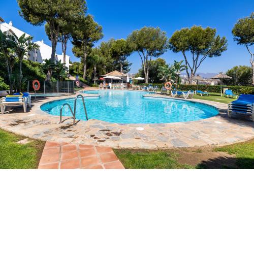 Shiny 2BR Apt with Views, Pool, Great Location
