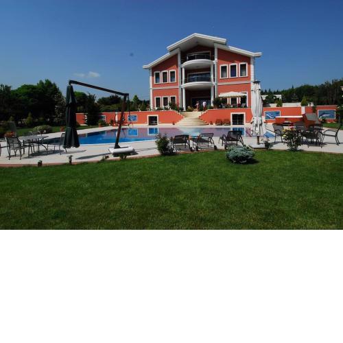 Silivri Gazitepe'de 3 katlı, havuzlu lüks villa