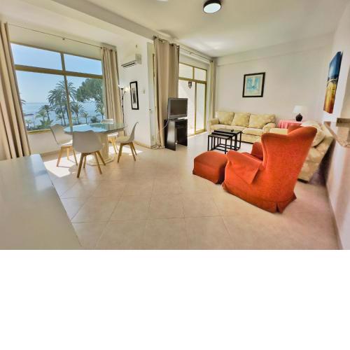 SKOL 335. Fantastic Beachfront Apartment Facing South.