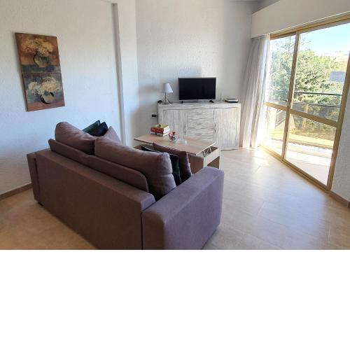 Skol 427 Spacious 1 Bedroom Apartment with Sea Views