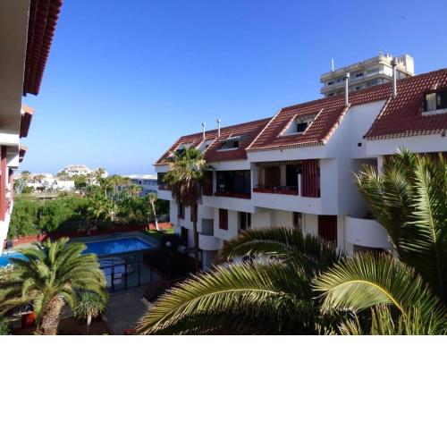 Snug apartment in Arona with private outdoor pool