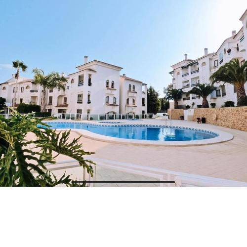 Soleado apartamento con piscina y terraza privada.