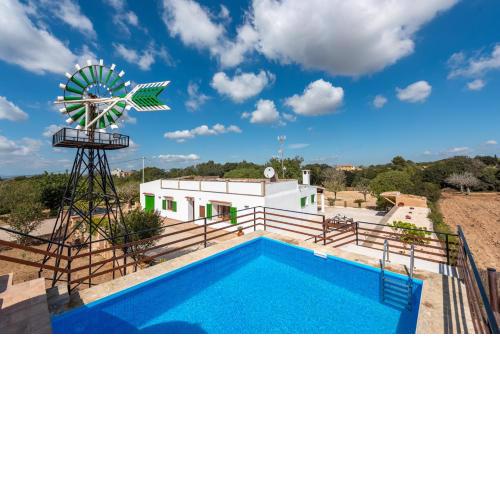 Son Vorera, situada en una colina, con piscina.