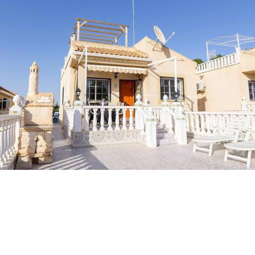 Spacious 2 Bed Detached Villa with communal pool