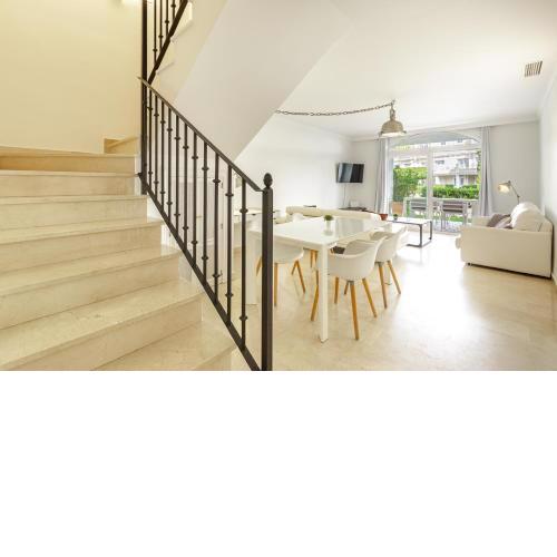 Spacious 2 Bed Duplex in Aloha Gardens close to Puerto Banus