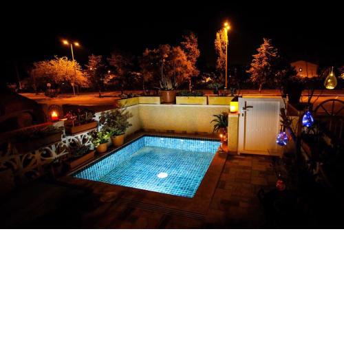 Spacious 2 BR w/ own pool 5 minutes walk to beach