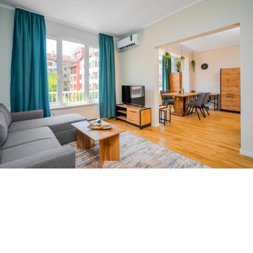 Spacious 2BD Near NDK with WorkSpace