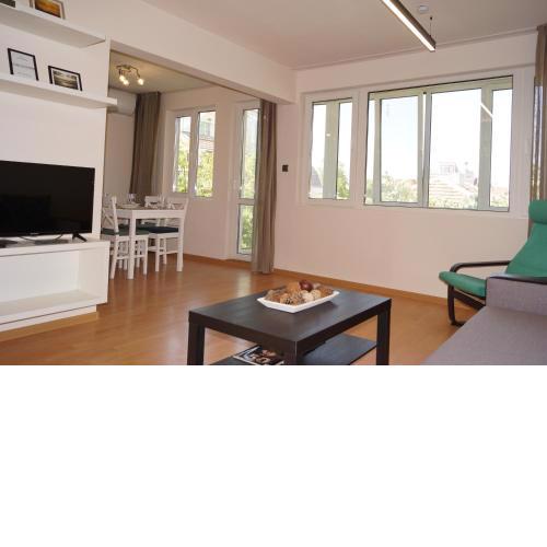 Spacious 2BDR - FREE Parking - Walk Everywhere - 300 Mbps WiFi