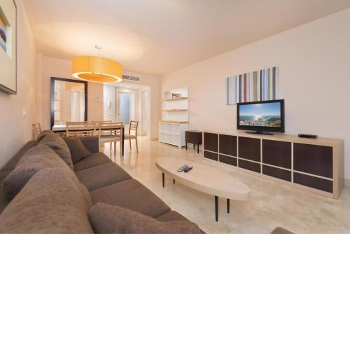 Spacious 3 bedrooms apartment side sea view