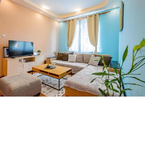 Spacious 3BD Central apartment