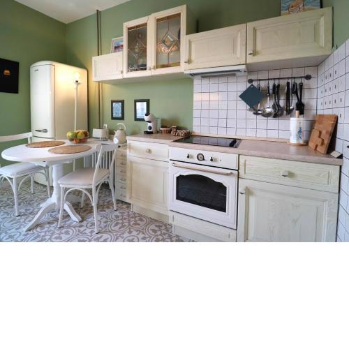 Spacious and Central Vintage - Modern Apartment