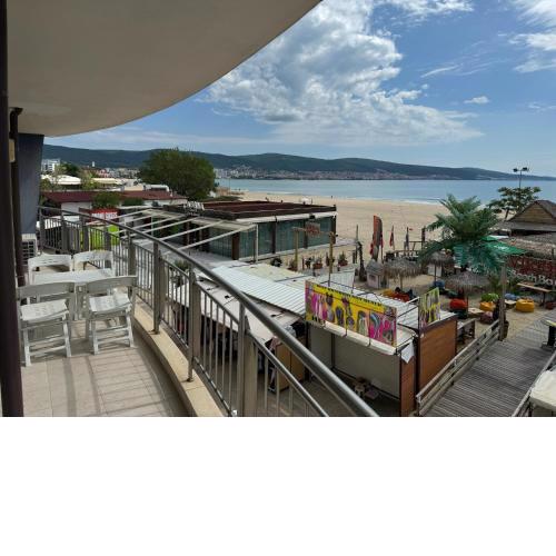 Spacious Beachfront Apartment - Kaya