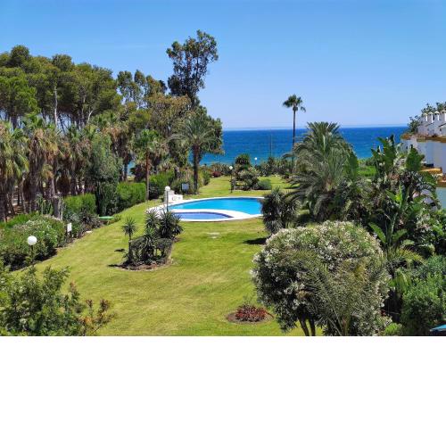 Spacious Beachfront Town House in Estepona with Fully Equipped Kitchen, Pools, Garden, Sea View