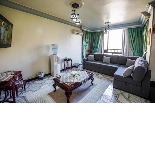 Spacious flat 7 mins to Airport