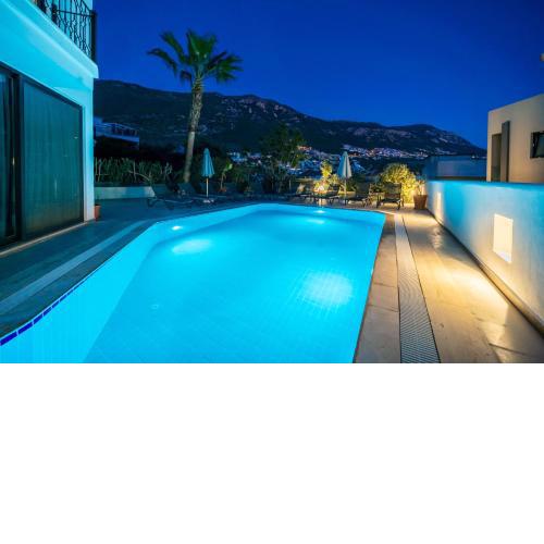 Spacious & private 4-bedroom villa with sea views, centrally located
