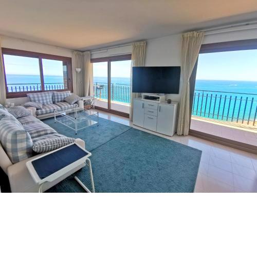 Spacious seafront apartment