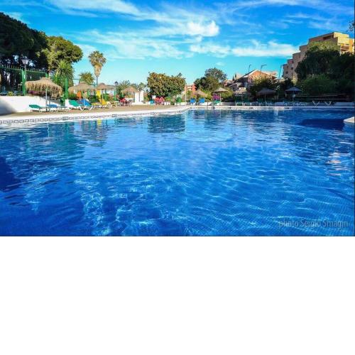 Spacious studio! Pool, parking and 24hr reception