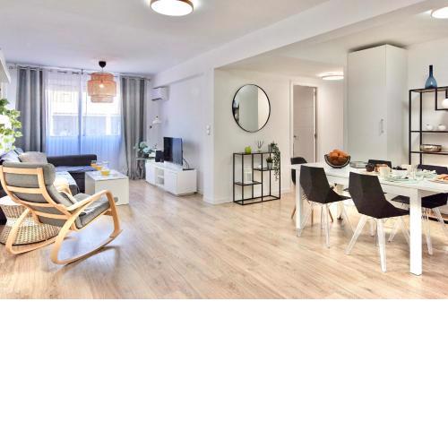 SPACIOUS, SUNNY FLAT BY CITY OF ARTS & SCIENCES