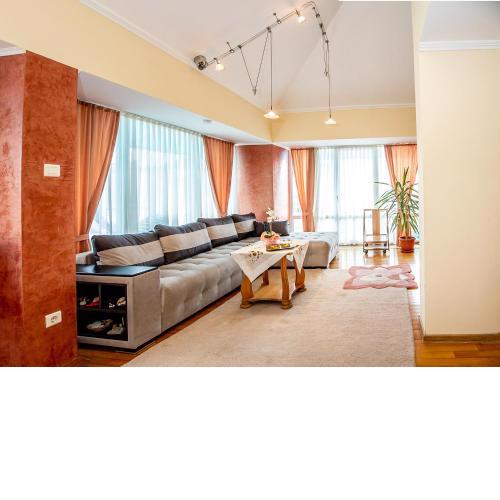 Spacious & Sunny Maisonette w/ Terrace near Centre
