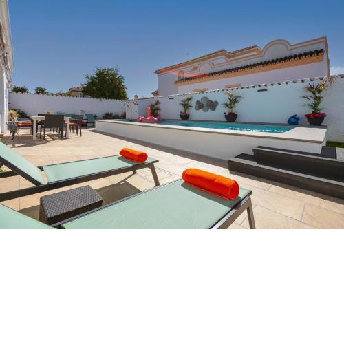 Spanish style, elegant 3 bedroom villa - 5 minutes from the beach!