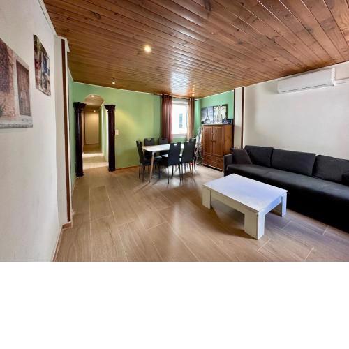 Spanish style flat close to center
