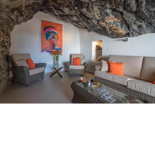 Spectacular Cave with two large terraces (70m2) by the sea
