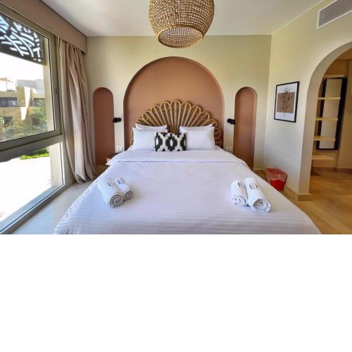 Spectacular & Soaring 2 BDR w Private Rooftop Jacuzzi & Beach Access